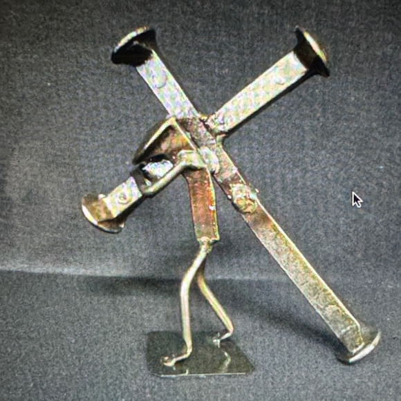Roland Metal Art-CARRYING CROSS - SYMBOLIC RAILROAD SPIKE SCULPTURE - Picture 1 of 10